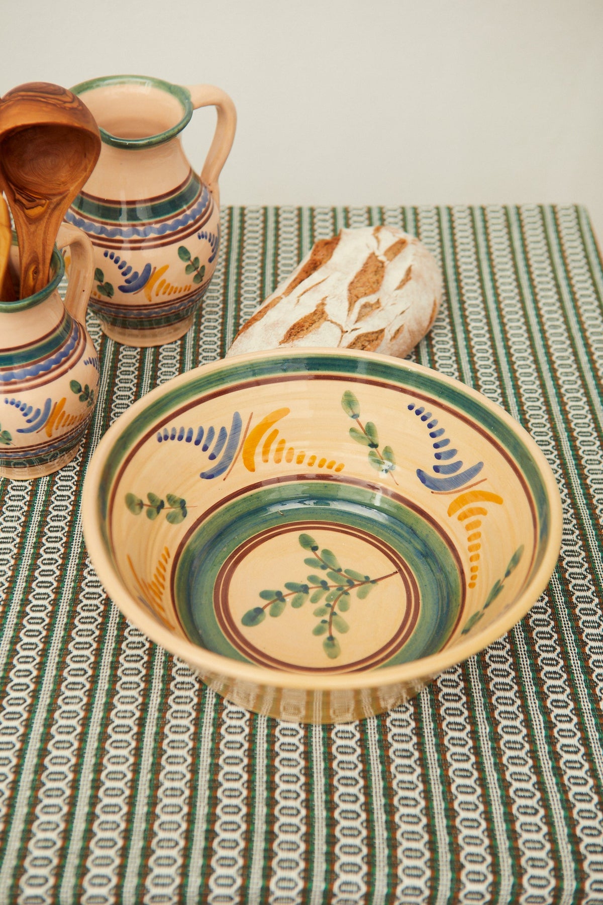 Lebrillo de cerámica hecho a mano con estampado de inspiración andaluza
