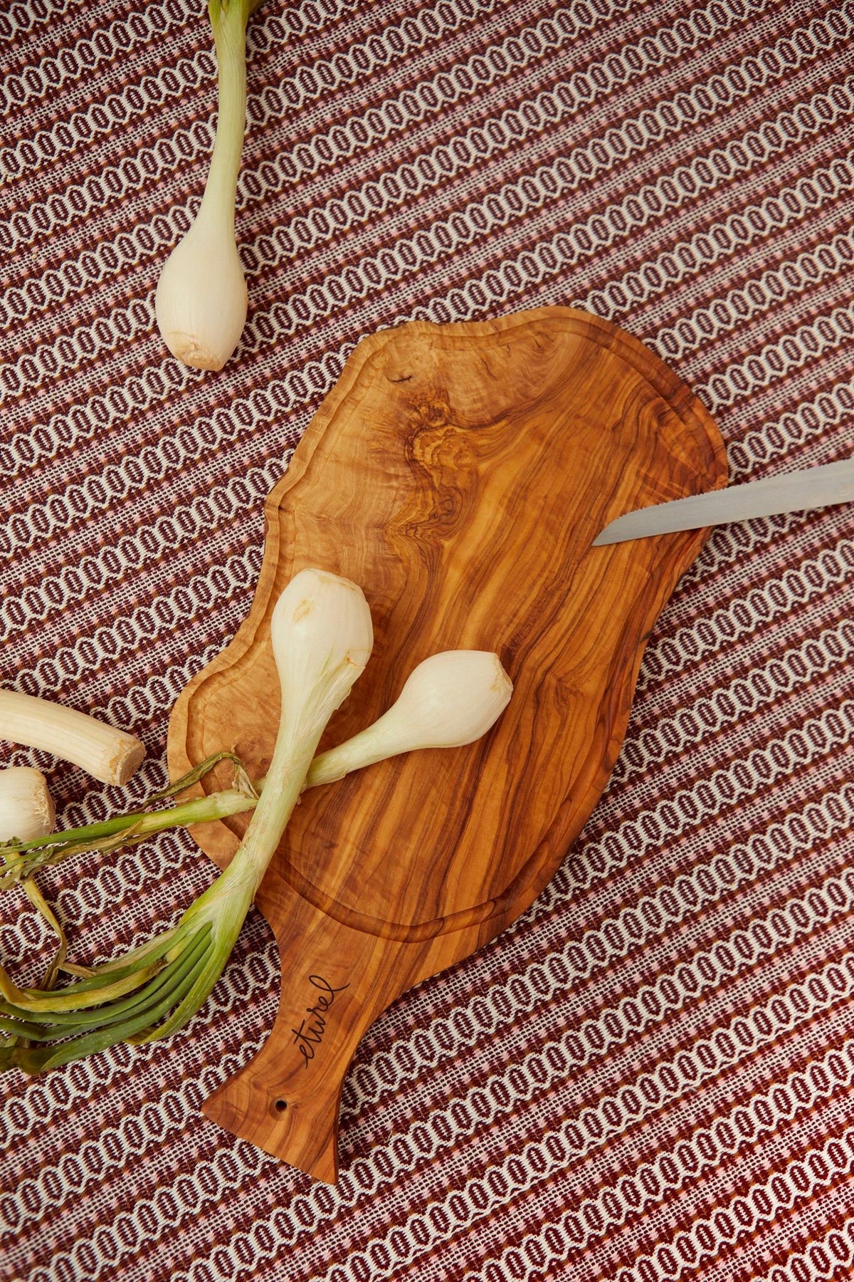 Tabla de cortar y servir de madera de olivo con mango
