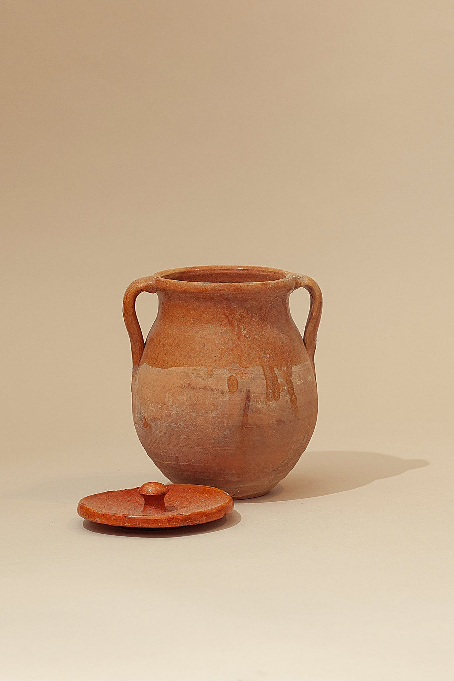 Puchero antiguo de barro con tapa