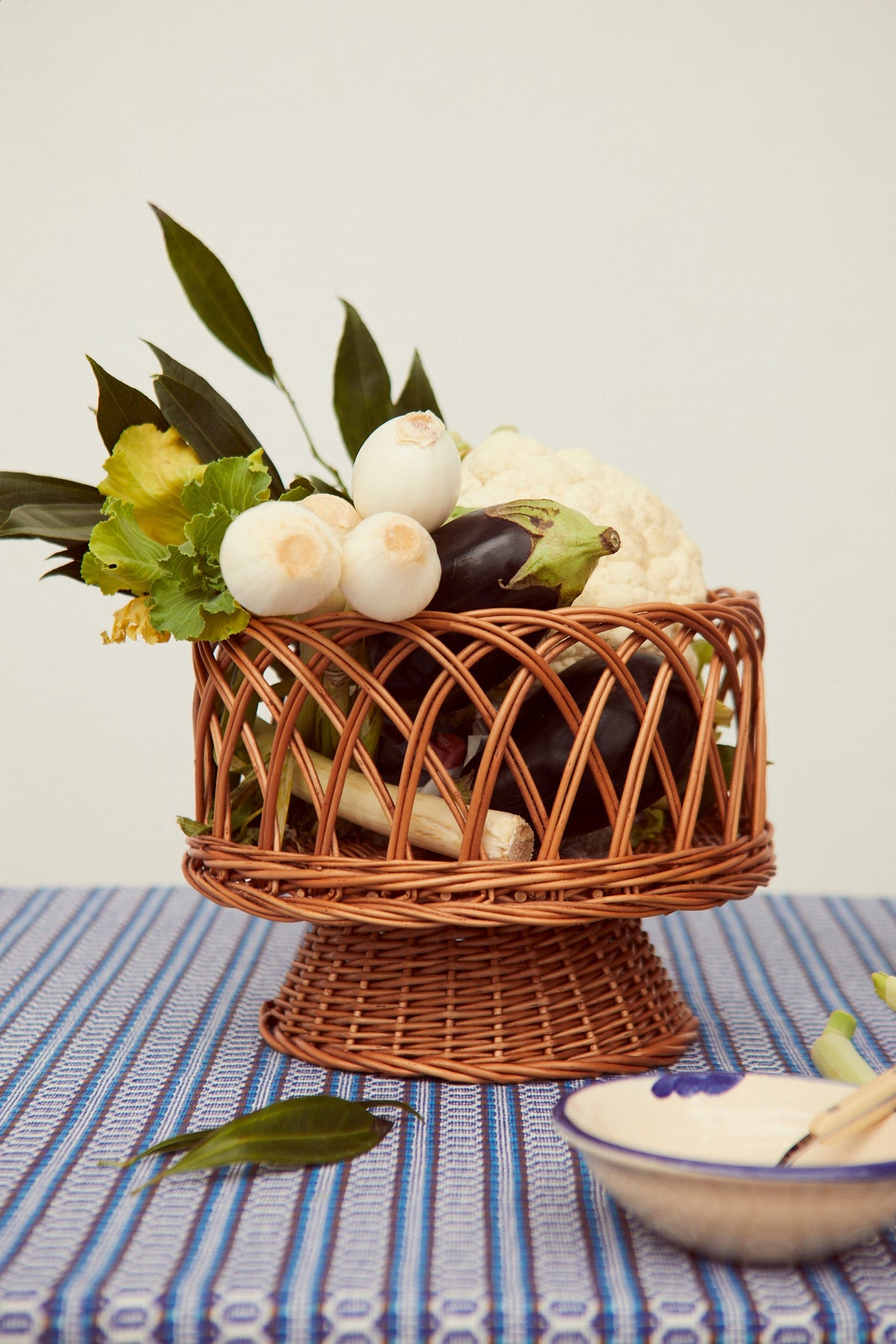 Frutero de mimbre calado con pie