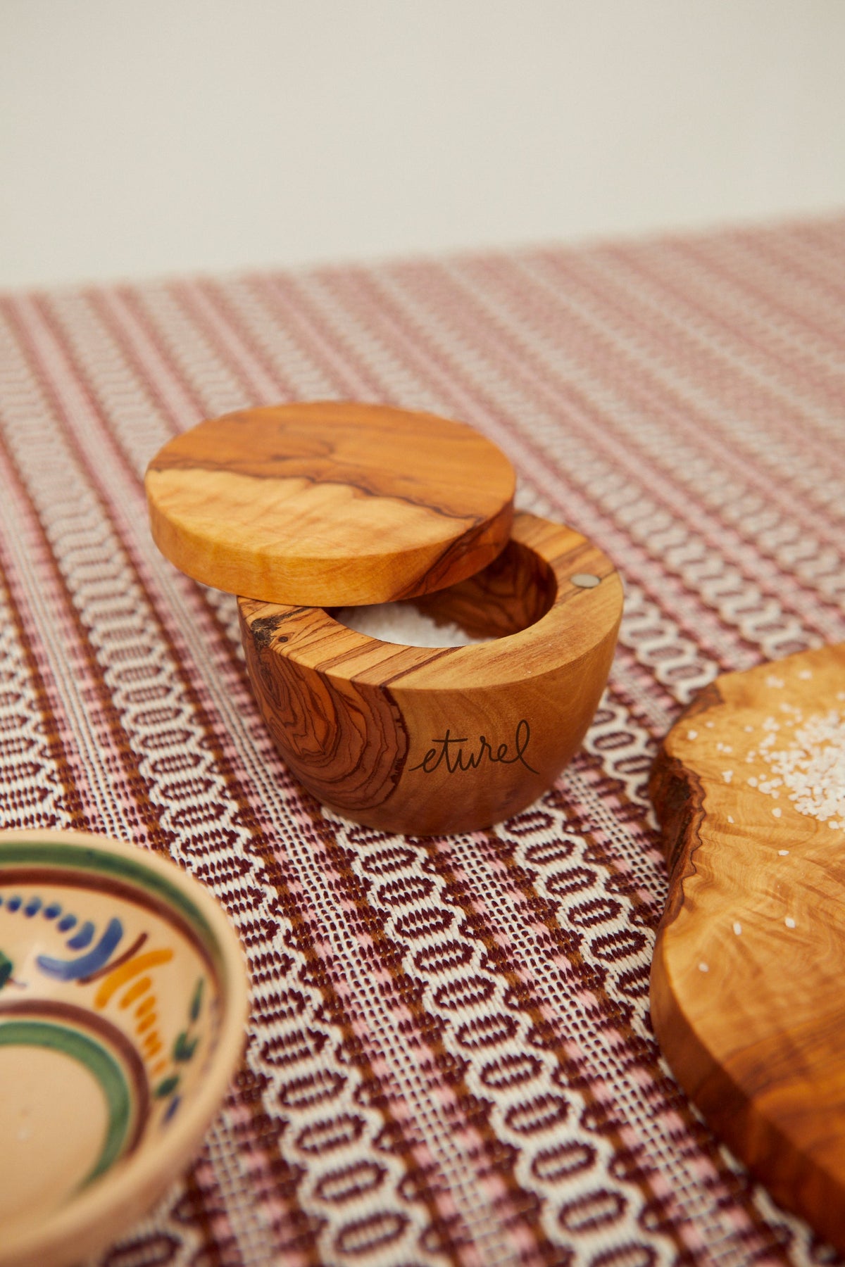 Salero de madera de olivo con tapa imantada